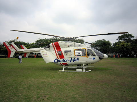 ドクターヘリ運航(1) /></p>
<p>平成22年5月25日、わかぐり運動公園サッカー場において、茨城県ドクターヘリ運航シミュレーションを実施しました。</p>
<p>このシミュレーションは、平成22年7月1日から運航開始となる茨城県ドクターヘリを実際に飛行させ、救急隊や消防隊との連携を確認するための事前演習として実施したものです。<br /> このドクターヘリは、水戸医療センターと水戸済生会病院の医療スタッフが交替で搭乗し、特に生命の危険が迫っている救急患者に初期医療処置を施しながら迅速に医療機関へ搬送し、救命率や社会復帰率を向上させるため導入されました。</p>
<p>運航開始に備え、実際の災害を想定し、ドクターヘリの要請からドクターヘリ内に救急患者を収容するまで、本番さながらの緊張感漂うシミュレーションとなりました。</p>
				</div>
<div class=