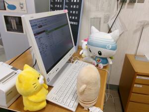 資料検索するぬいぐるみたち