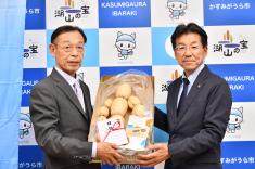 R7.11.10 JA水郷つくばレンコン贈呈式1