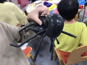 図書館の本を見てクモに挑戦