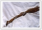 布与布之间的绳子呈交叉状系在一起。